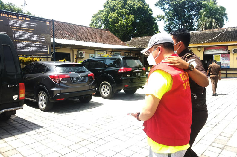 DIPINDAH KE LAPAS: Terdakwa korupsi pengadaan benih jagung tahun 2017 Aryanto Prametu naik ke mobil tahanan saat dipindahkan dari sel tahanan Polresta Mataram ke Lapas Mataram, Kamis (3/2). (Istimewa)