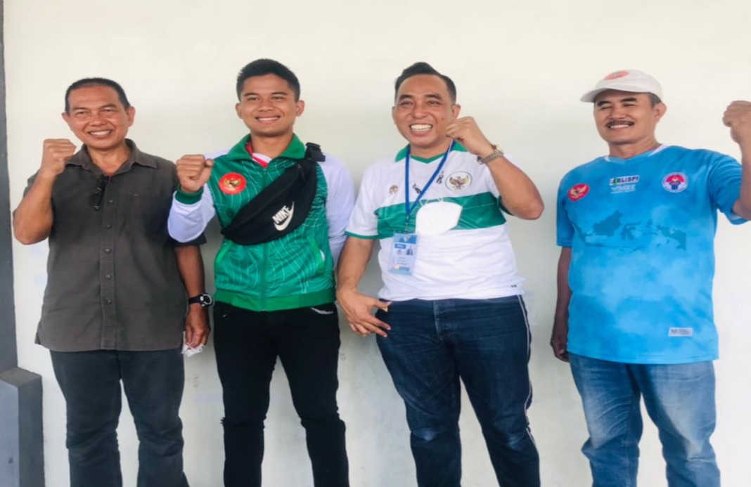 BERI DUKUNGAN: Ketua Asprov PSSI NTB Mori Hanafi (dua dari kanan) bersama Adam Aditya Hidayat (dua dari kiri), kemarin (6/2).(PUJO/LOMBOK POST)