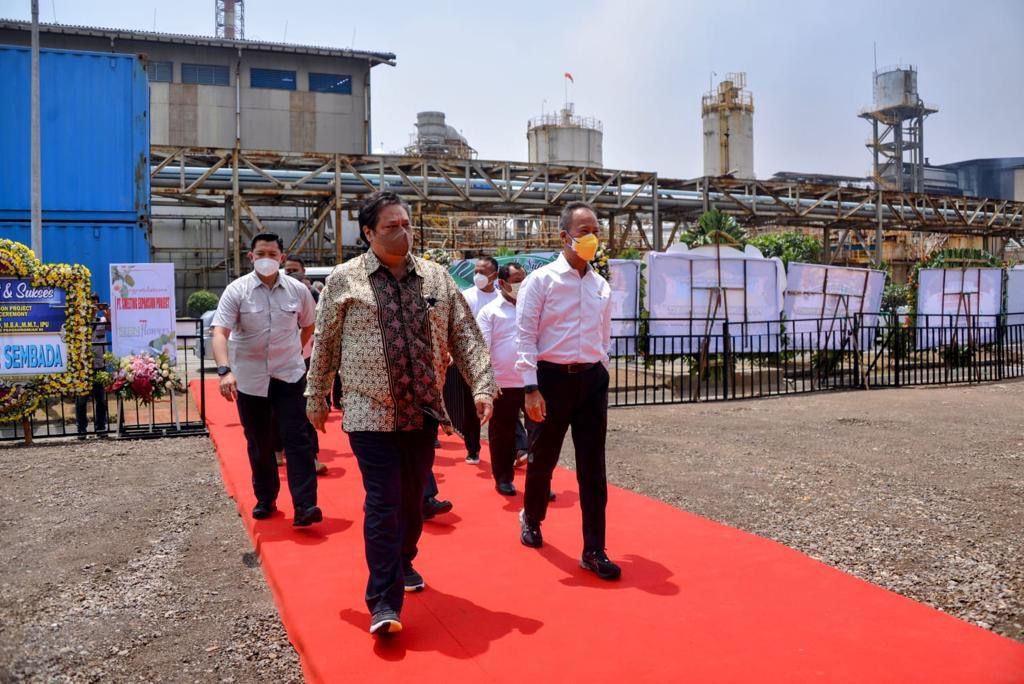 enteri Koordinator Bidang Perekonomian Airlangga Hartarto dalam acara groundbreaking proyek perluasan PT Smelting di Gresik, Provinsi Jawa Timur, Sabtu (19/02).