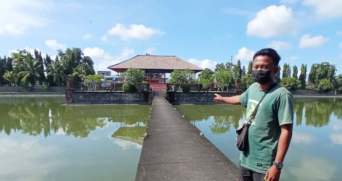 SUDAH DIPERBAIKI: Bale Kambang Taman Mayura menjadi salah satu situs bersejarah di Kota Mataram yang bisa dikunjungi wisatawan.( TONI/LOMBOK POST)