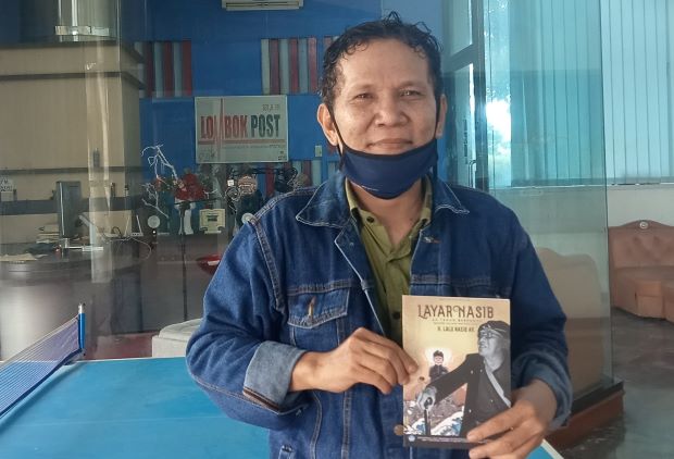 KEREN: Buyung Sutan Muhlis, seorang penulis  menunjukkan karya buku biografi berjudul Layar Nasib,50 tahun berkarya maestro dalang wayang Sasak.