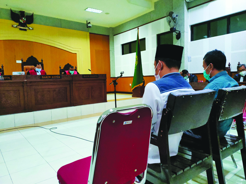 DENGARKAN DAKWAAN: Terdakwa korupsi pembangunan dermaga Gili Air Edi Sandi A Rahman (kanan) dan Suwandi mendengarkan pembacaan surat dakwaan oleh JPU di PN Tipikor Mataram, Kamis (10/2). (Harli/Lombok Post)