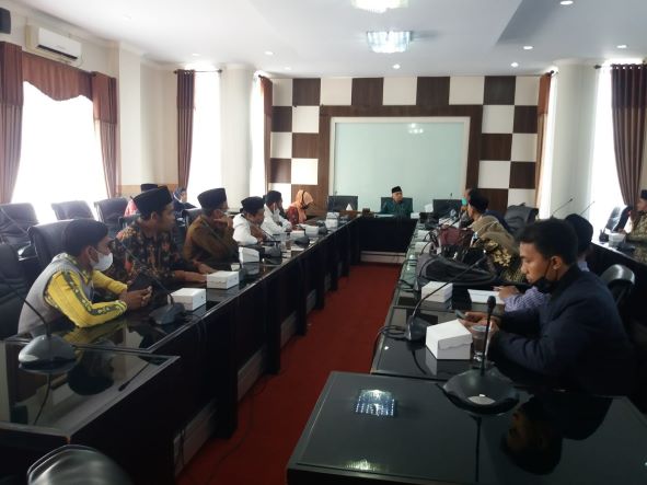 DATANGI DEWAN: Ketua DPRD Kota Mataram H Didi Sumardi (tengah/depan) melakukan audiensi dengan perwakilan FGHA Kota Mataram di ruang rapat DPRD Kota Mataram, kemarin (3/2). (IST/LOMBOK POST)