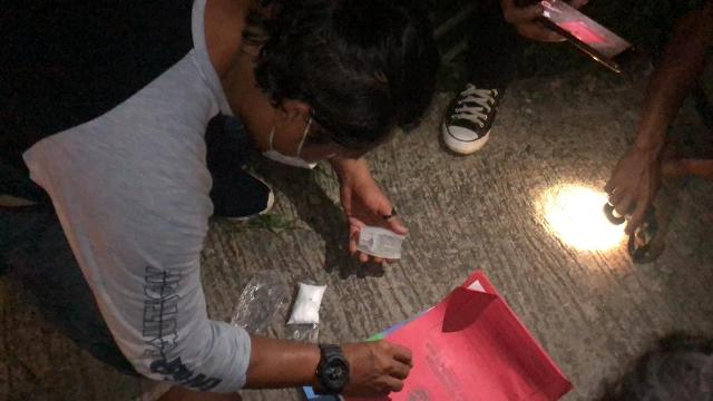 BARANG BUKTI: Tim Satresnarkoba Polres Lotim sedang memeriksa barang bukti narkoba jenis sabu yang diduga milik terduga pengedar di pinggir jalan Lingkungan Presak, Kelurahan Kelayu Selatan, Kecamatan Selong, belum lama ini. (Satresnarkoba Polres Lotim fo