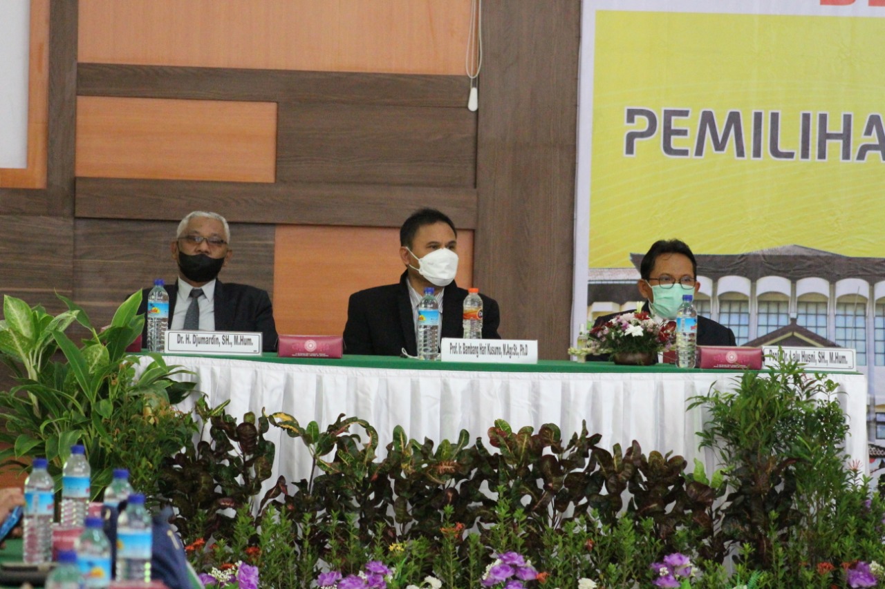 NAKHODA BARU: Prof Bambang Hari Kusumo (tengah) terpilih memimpin Unram periode 2022-2026 di ruang sidang senat, Rektorat Unram, Selasa (8/2). (Unram for Lombok Post)