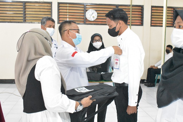 TINGKATKAN KETERAMPILAN: Kepala Disnakertrans NTB I Gde Putu Aryadi menyematkan tanda peserta secara simbolis dalam pembukaan pelatihan di BLK Dasan Cermen, Kota Mataram, Kamis (10/2). (Dewi/Lombok Post)