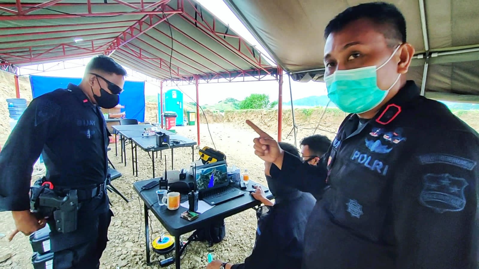 PANTAU DRONE: Sejumlah personel kepolisian memantau penerbangan drone ilegal di kawasan Sirkuit Mandalika, Minggu (13/2). (Polda NTB for Lombok Post)