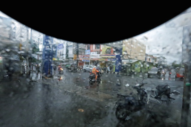 TETAP WASPADA: Musim hujan diprediksi masih terjadi hingga April. Sehingga masyarakat diminta untuk tetap waspada untuk menghindari kejadian yang tidak diinginkan. (Ivan/Lombok Post)