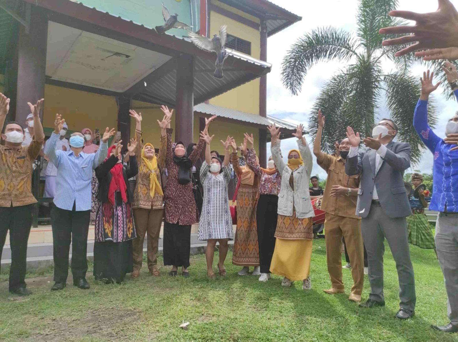 ACARA PUNCAK: Kepala sekolah, guru, dan orang tua siswa SMAN 1 Tanjung melepas burung dara pada acara puncak HUT ke-35, kemarin (8/2).  SMAN 1 Tanjung Fokus Kembangkan Seluruh Potensi Siswa.(FERIAL/LOMBOK POST)