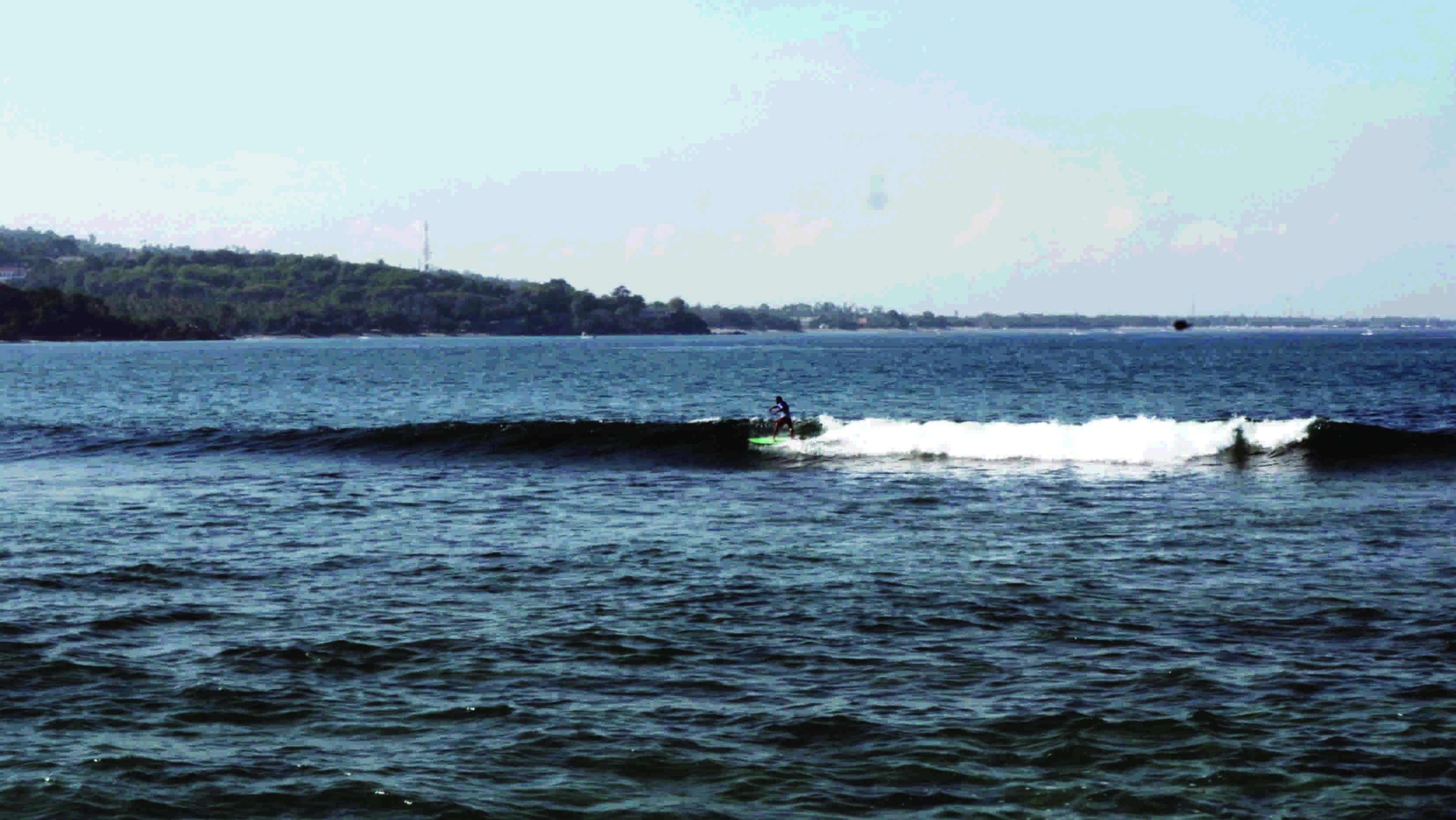 SIAP BERAKSI: Surfer NTB bersaing dalam kejuaraan yang digelar PSOI bersama klub, beberapa waktu lalu.(DOK/LOMBOK POST)