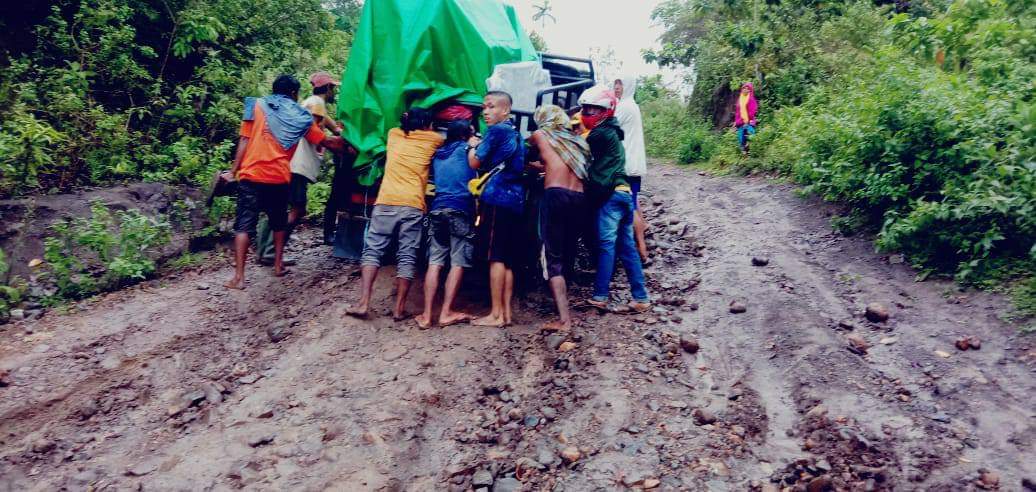 TAK KUAT NANJAK: Penumpang mendorong mobil di jalan tanjakan jalan Desa Kalodu, Kecamatan Langgudu, Kabupaten Bima, beberapa waktu lalu.(HAMZAH FOR Radar Tambora/LPG)