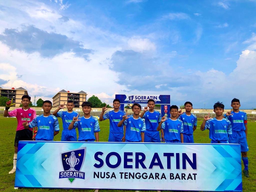 RAYAKAN JUARA: Perslobar sukses menjuarai Piala Soeratin U-15 setelah mengalahkan PS Daygun di babak final, kemarin (6/2). Ini menjadi gelar kedua Perslobar setelah menjuarai Liga 3 NTB.(PUJO/LOMBOK POST)