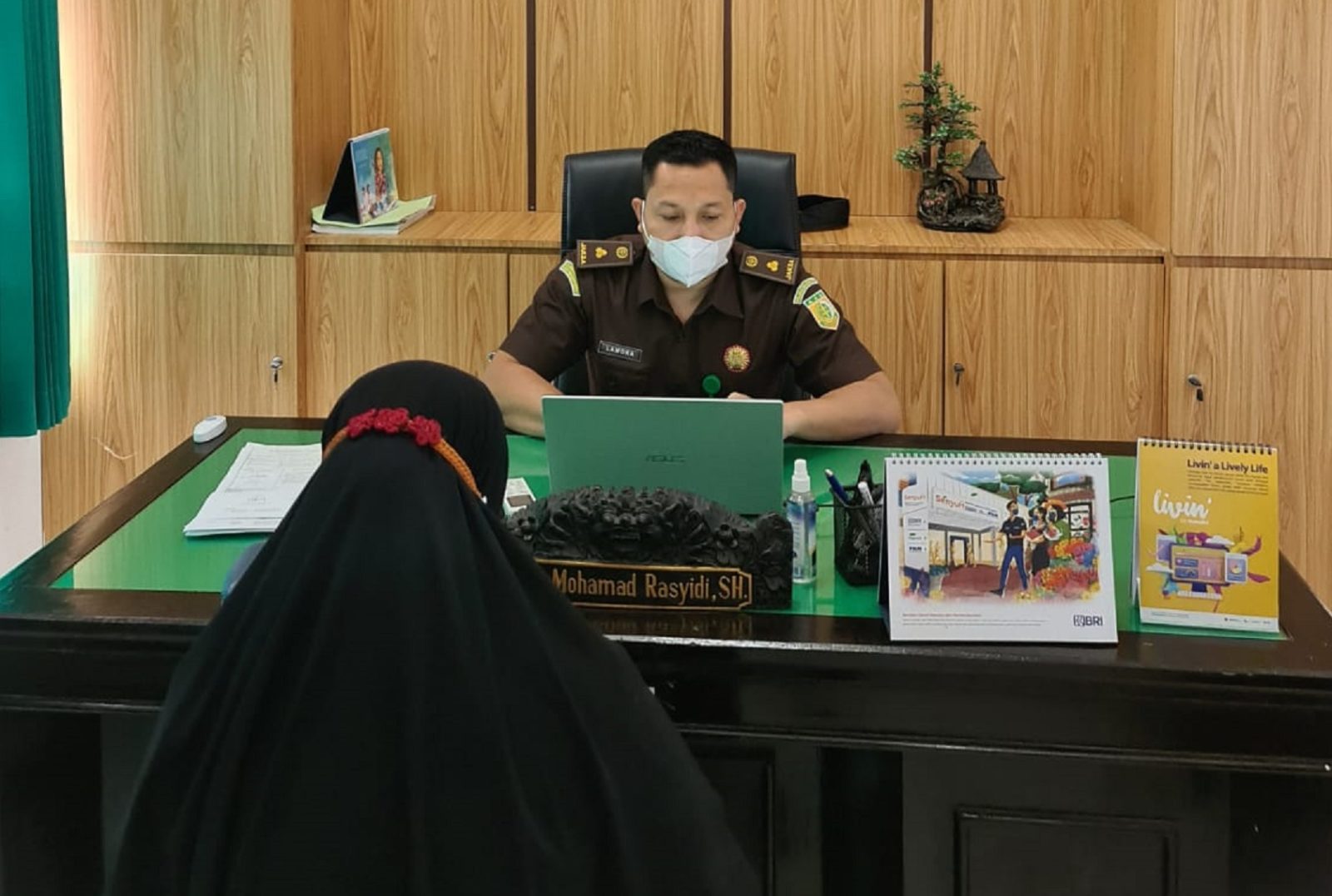 PEMERIKSAAN: Kasi Intel Kejari Lotim Lalu Mohamad Rasyidi sedang meminta keterangan salah satu saksi kasus kredit fiktif PD BPR NTB Cabang Aikmel di ruangannya, Selasa (15/2). (Istimewa)