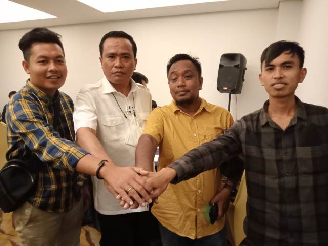 CALON KETUA KNPI: KBNU NTB mendukung Taufik Hidayat (dua dari kanan) sebagai Ketua DPD KNPI NTB pada Musda yang digelar 15 Februari mendatang, Selasa (8/2).  (Dewi/Lombok Post)
