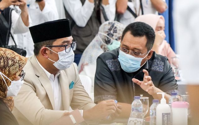 KOLABORASI: Gubernur NTB H Zulkieflimansyah dan Gubernur Jabar H Ridwan Kamil menandatangani perjanjian kerja sama untuk memperkuat enam sektor pembangunan daerah, Kamis (24/2). (Pemprov NTB untuk Lombok Post)