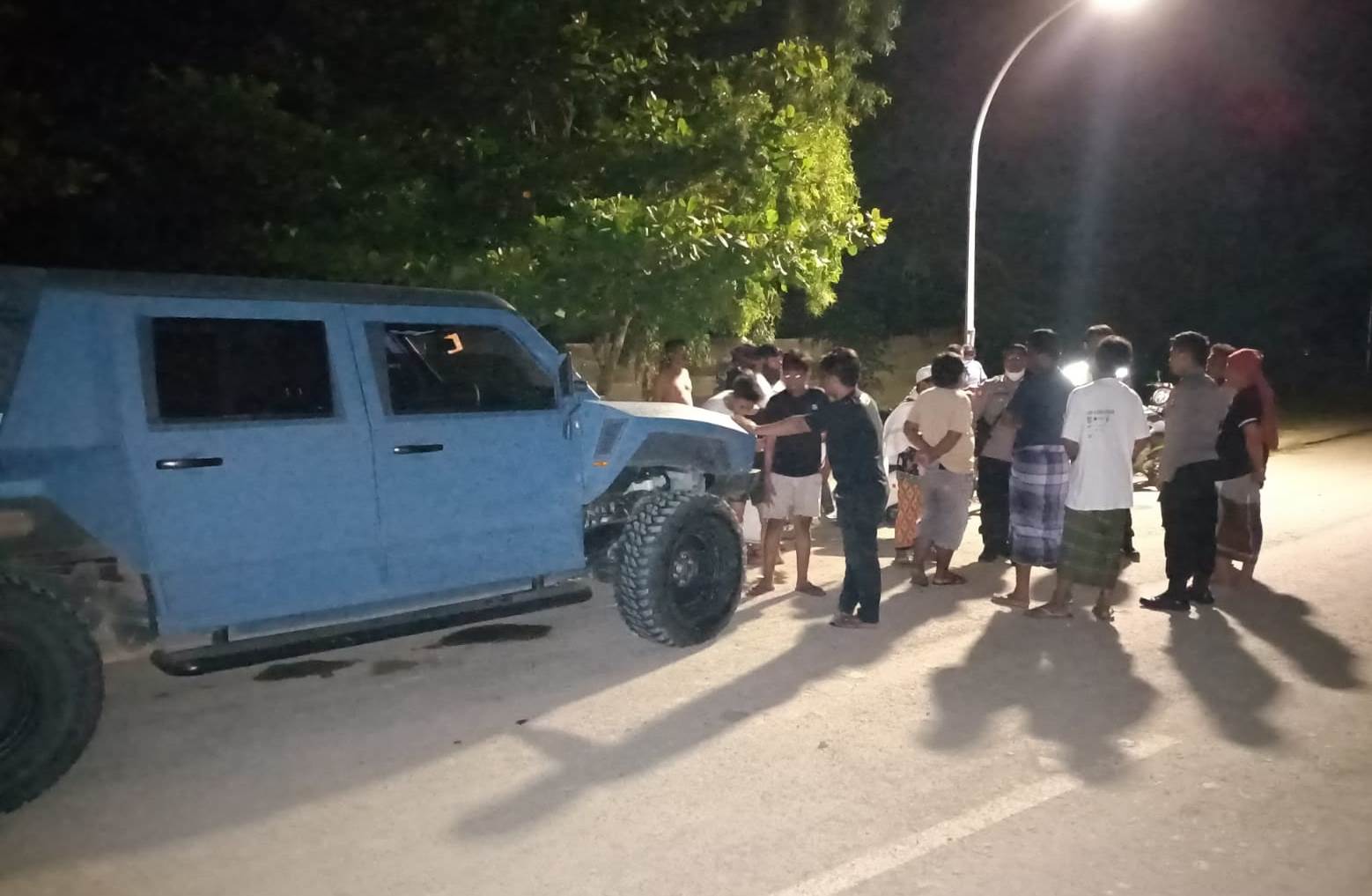 LAKALANTAS: Sejumlah warga berkumpul usai memberikan pertolongan bagi pengendara yang terlibat kecelakaan, Selasa (15/2) malam. (Dedi/Lombok Post)