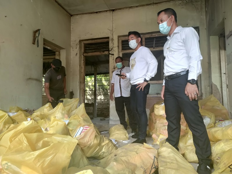 CEK LIMBAH: Kasatreskrim Polresta Mataram Kompol Kadek Adi Budi Astawa (dua dari kanan) terjun langsung melihat limbah medis yang berserakan di eks gedung Rumah Sakit Matara NTB di Cakranegara, Desember 2021 lalu. (Dok/Lombok Post)