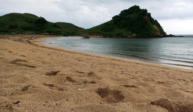LOKASI BAU NYALE: Salah satu lokasi puncak Bau Nyale yakni di sebelah barat Pantai Novotel Resort di Desa Kuta, Kecamatan Pujut, Loteng, Selasa (11/1). (Dedi/Lombok Post)