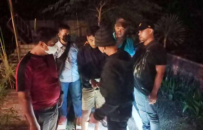 DIBORGOL: Tim opsnal Polsek Pujut menangkap terduga pelaku curanmor berinisial LA di Desa Prabu, Kecamatan Pujut, Lombok Tengah, Kamis (24/2).(Istimewa)