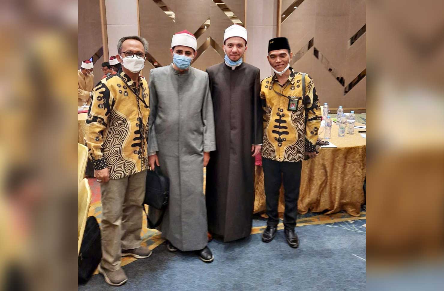 BAHAGIA: Kepala MAN 2 Mataram H Lalu Syauki (kiri), bersama guru tamu asal Kairo, Mesir Syeikh Alaa Kamal Ahmed (dua dari kanan), di Kemenag RI, Selasa malam (8/2).