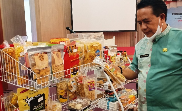 MELIHAT-LIHAT: Kepala Dinas Perindag Loteng HM Suhartono saat melihat-lihat produk UMKM di kantor bupati, Selasa (22/2). (Dedi/Lombok Post)
