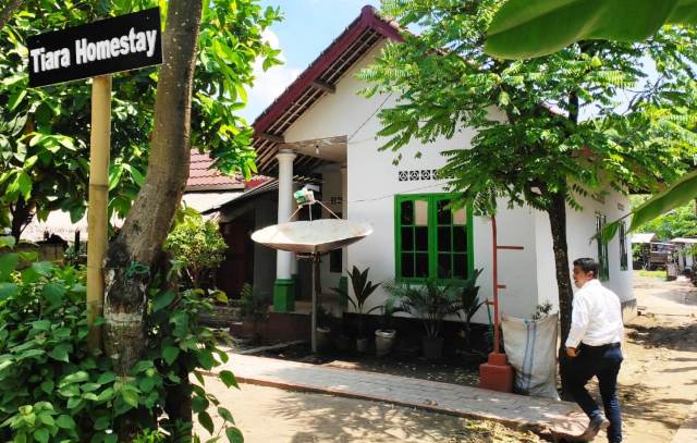 MENINJAU: Plt Dirut PDAM Praya Bambang Supratmo saat meninjau salah satu homestay di Dusun Gerupuk, Desa Sengkol, Kecamatan Pujut, Loteng, Selasa (25/1). (PDAM Praya untuk Lombok Post)