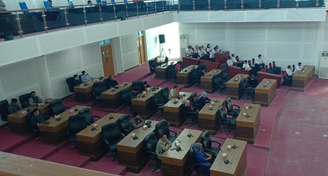 SOROTI PAJAK: Sejumlah anggota DPRD Loteng saat menyoroti persoalan pajak hiburan MotoGP dalam sidang paripurna, Rabu (2/2). (Dedi/Lombok Post)