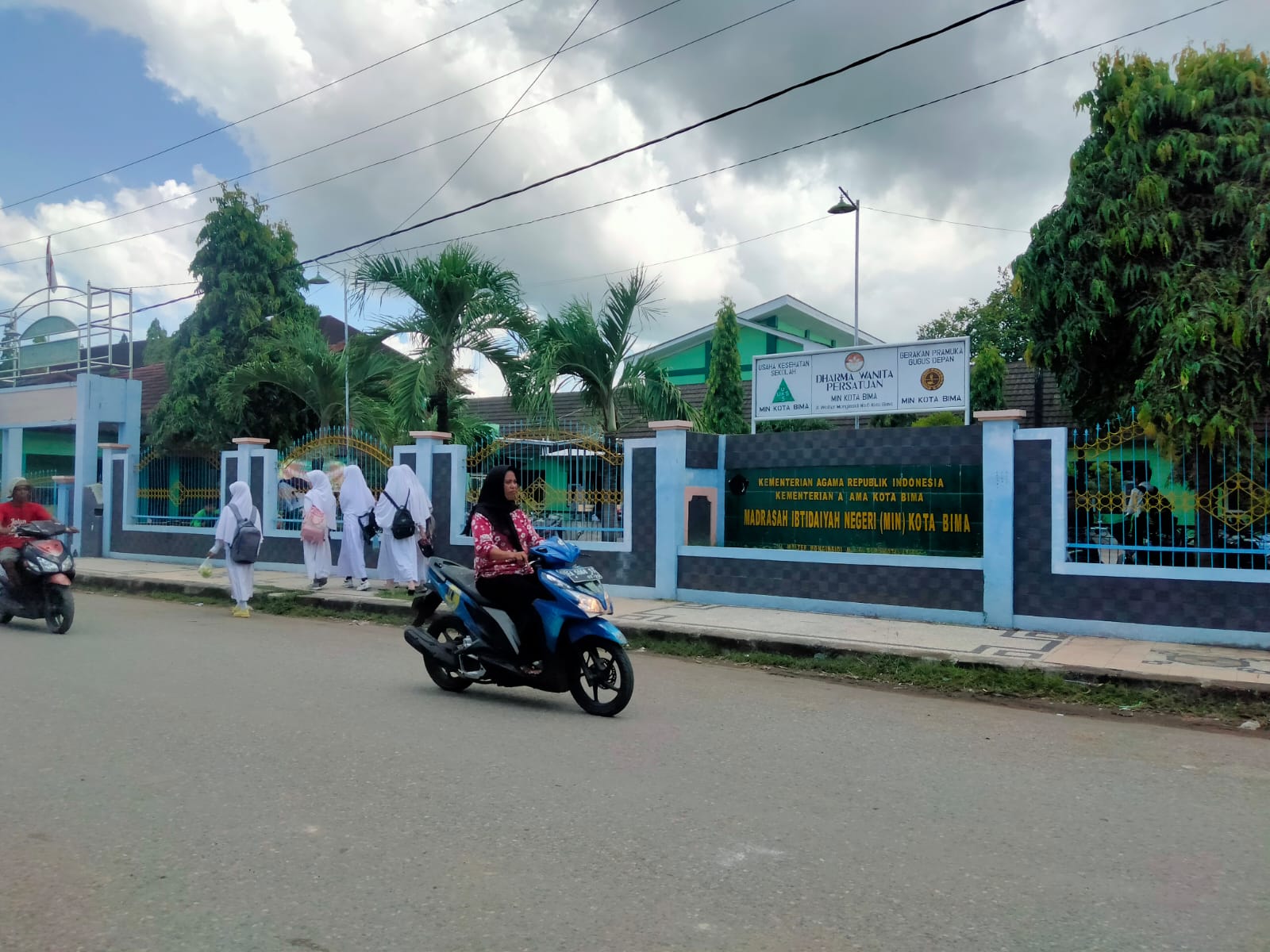 MASIH BERAKTIVITAS: Sejumlah siswa terlihat melintas di halaman depan MIN Tolobali, Kota Bima, kemarin (15/2). (Juliadin/Radar Tambora)