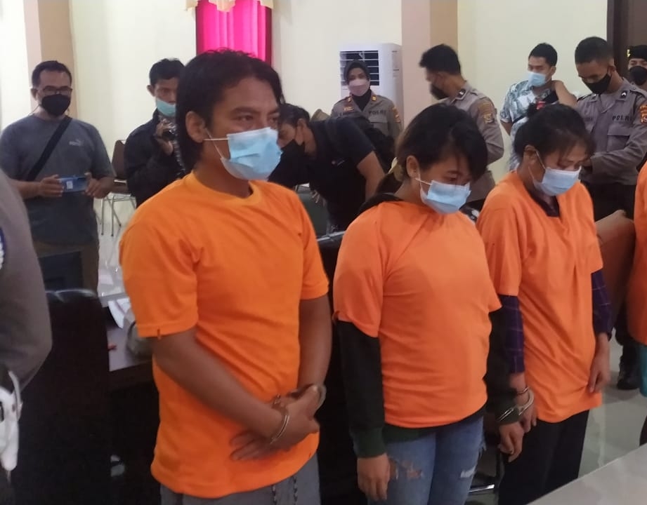 DIBUI: Terduga pengedar sabu berinisial H (kiri) bersama dua teman ceweknya masih ditahan di Mapolresta Mataram, Jumat (4/2). (Harli/Lombok Post)