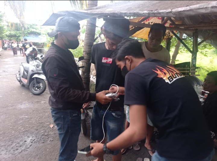 CARI BARANG BUKTI: Anggota Satresnarkoba Polresta Mataram menggeledah badan terduga pengedar sabu saat ditangkap di Abian Tubuh, Cakranegara, Mataram, Selasa (22/2). (Istimewa)