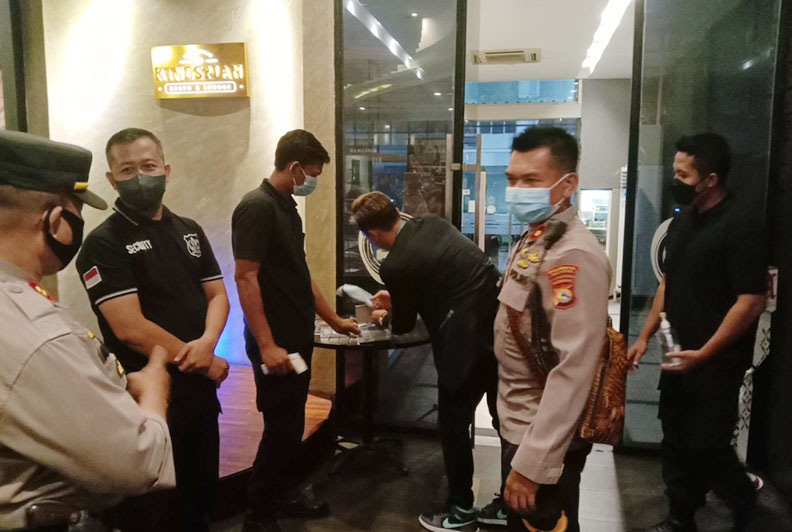 PATROLI COVID: Kapolsek Sandubaya Kompol Muhammad Nasrullah (dua dari kanan) saat berpatroli di salah satu tempat hiburan di wilayah Cakranegara, Sabtu (12/2) malam. (Istimewa)