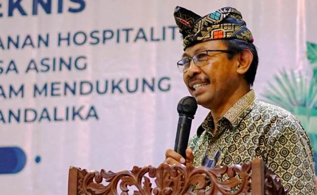 PELATIHAN: Kepala Disbudpar H Lendek Jayadi saat menyampaikan sambutan pada pelatihan bahasa asing bagi PKL di KEK Mandalika, Loteng, Jumat (4/2). (Dedi/Lombok Post)