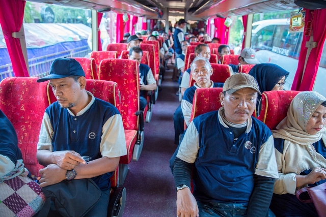 BUS GRATIS: Penonton World Superbike memanfaatkan fasilitas bus gratis yang disediakan Pemprov NTB, beberapa waktu lalu. (Ivan/Lombok Post)