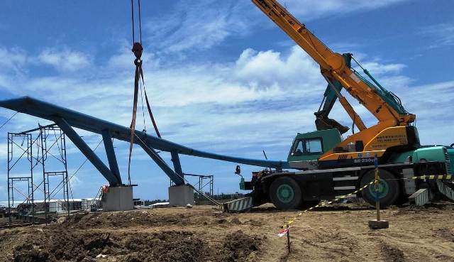 PENYANGGA PATUNG: Proses pembuatan penyangga patung Presiden RI Joko Widodo di area pintu masuk sirkuit Mandalika KEK Mandalika Loteng, Kamis (24/2). (Dedi/Lombok Post)