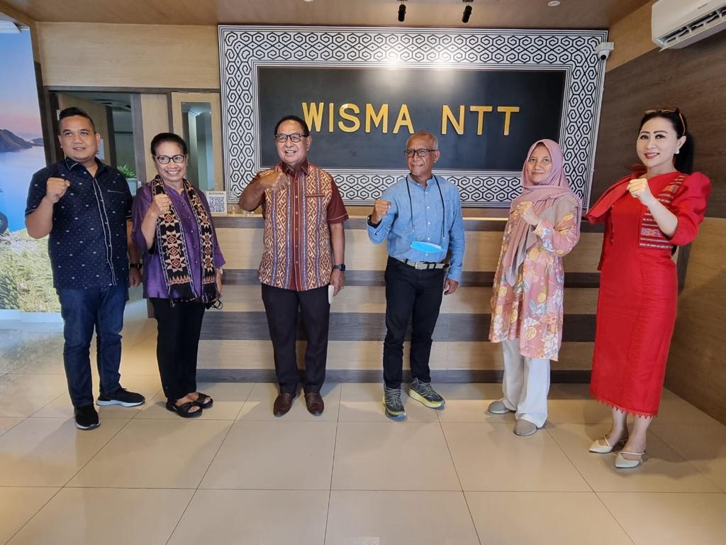 SEPAKAT: Ketua KONI NTB Andy Hadianto (tiga dari kanan) bersama Ketua KONI NTT Josef Noe Soi (tiga dari kiri) usai menggelar pertemuan awal di Jakarta, kemarin (1/2).(KONI NTB FOR LOMBOK POST)