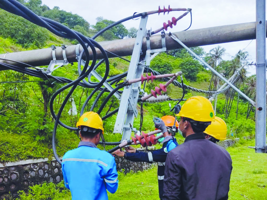 Petugas PLN melakukan perbaikan jaringan listrik pada tiang yang roboh akibat cuaca ekstream di wilayah Pemenang, Lombok Utara, kemarin (21/2). (Istimewa)