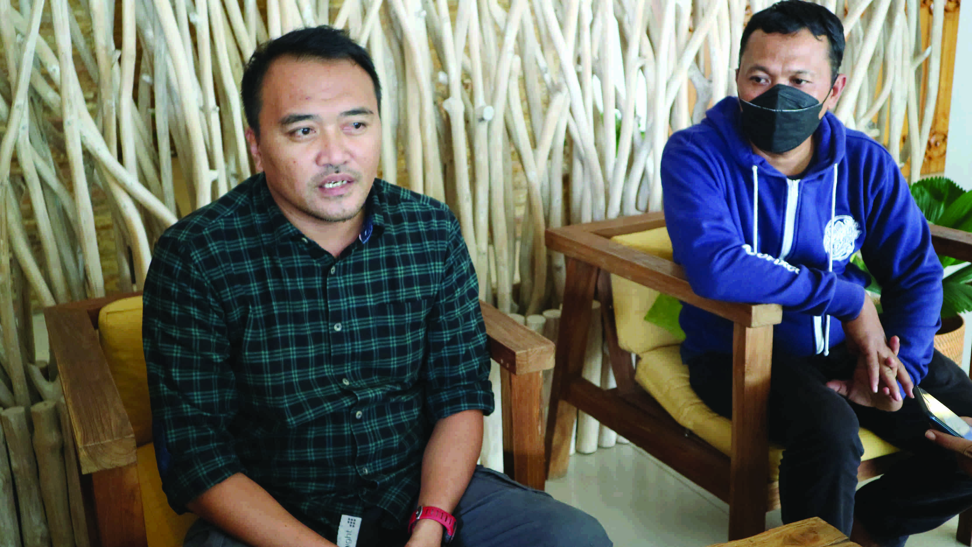 LAYANGKAN SURAT KEBERATAN: Ketua KONI Loteng M Samsul Qomar (kiri) bersama Ketua KONI KSB Muhammad Rizal saat memberikan keterangan kepada wartawan, kemarin (23/2).(PUJO/LOMBOK POST)