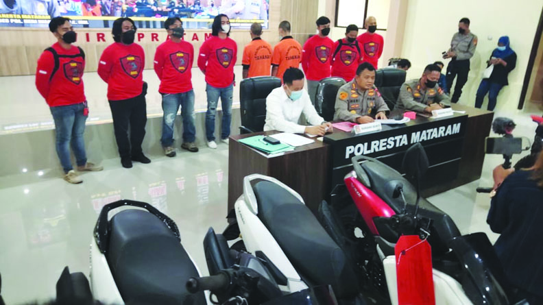 PELAKU DAN BARANG BUKTI: Kapolresta Mataram Kombespol Heri Wahyudi (duduk/tengah) didampingi Kasatreskrim Kompol Kadek Adi Budi Astawa (duduk/kiri) menunjukkan barang bukti motor curian dan pelaku di mapolresta setempat, Senin (21/2). (Harli/Lombok Post)