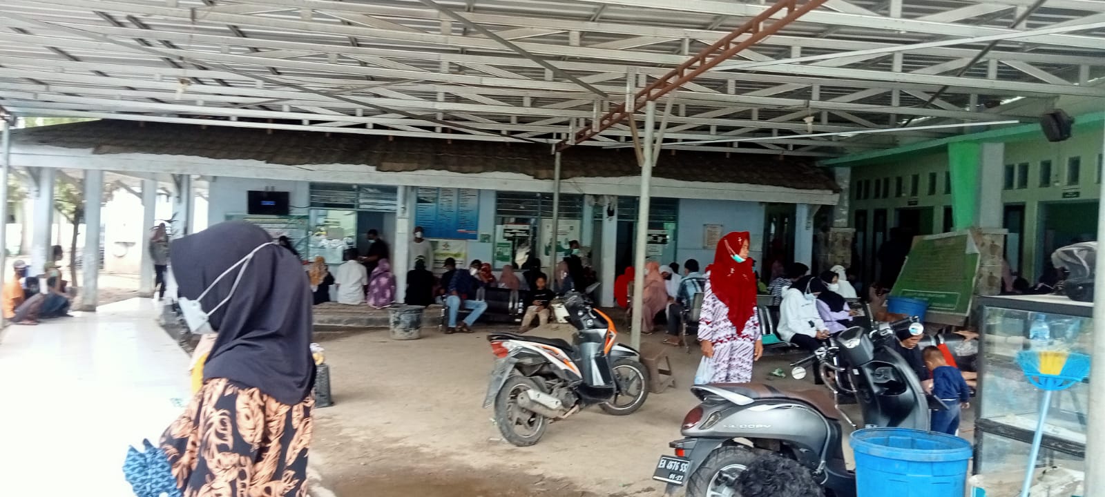 TETAP BUKA PELAYANAN: keluarga pasien terlihat memadati di ruang tunggu RSUD Bima, Kamis (10/2).