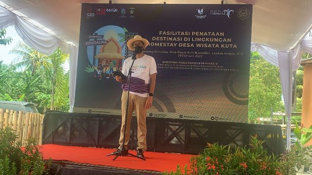 PANTAU KESIAPAN: Menparekraf Sandiaga Uno saat mengunjungi NTB melihat kesiapan akomodasi sebelum gelaran MotoGP, Minggu (20/2). (Didit/Lombok Post)