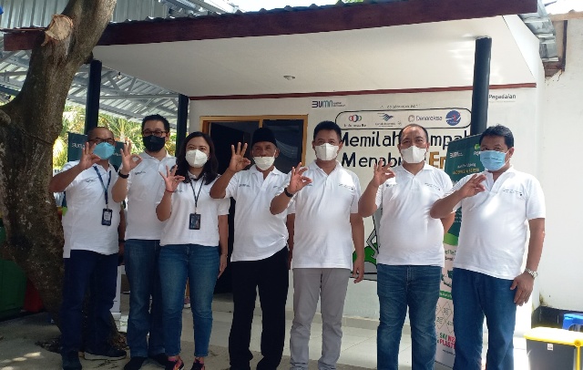 SIAP BEROPERASI: Jajaran petinggi PT Pegadaian dan unsur pemerintah Desa Kuta, Kecamatan Pujut, Loteng saat foto bersama di bangunan bank sampah di kantor desa, Kamis (17/2). (Dedi/Lombok Post)