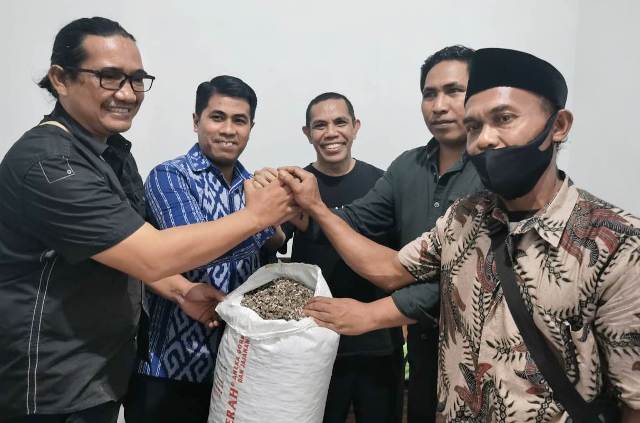 SIMBOLIS: Plt Dirut PDAM Loteng Bambang Supratomo (dua dari kiri) saat secara simbolis menyerahkan bibit pohon kelor pada warga Desa Aik Bukak, Kecamatan Batukliang Utara, Selasa (22/2). (Dedi/Lombok Post)