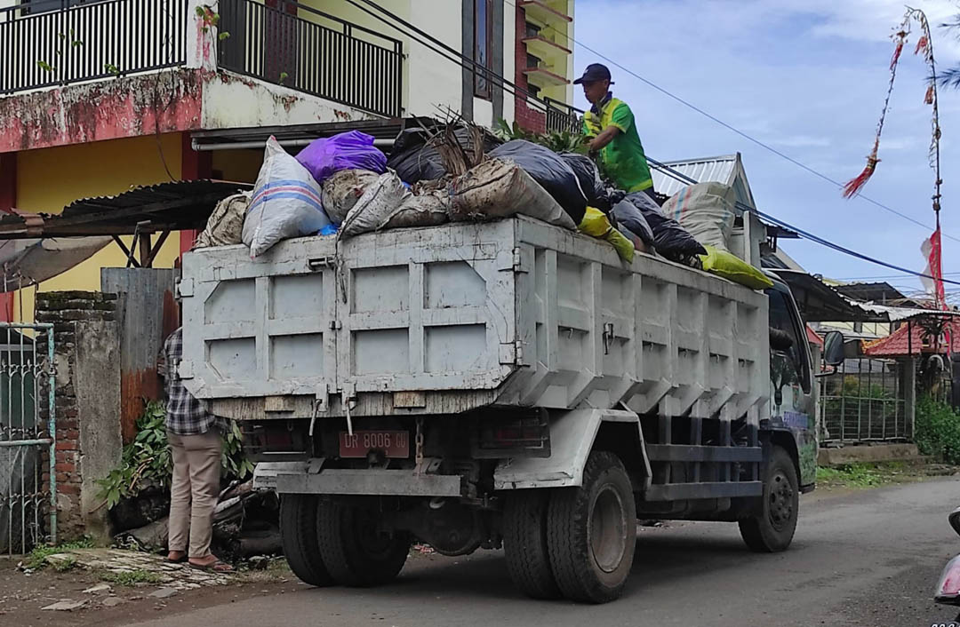 ANGKUT SAMPAH: Salah satu armada persampahan DLH KLU yang mengangkut sampah, beberapa waktu lalu. (DOK/LOMBOK POST)