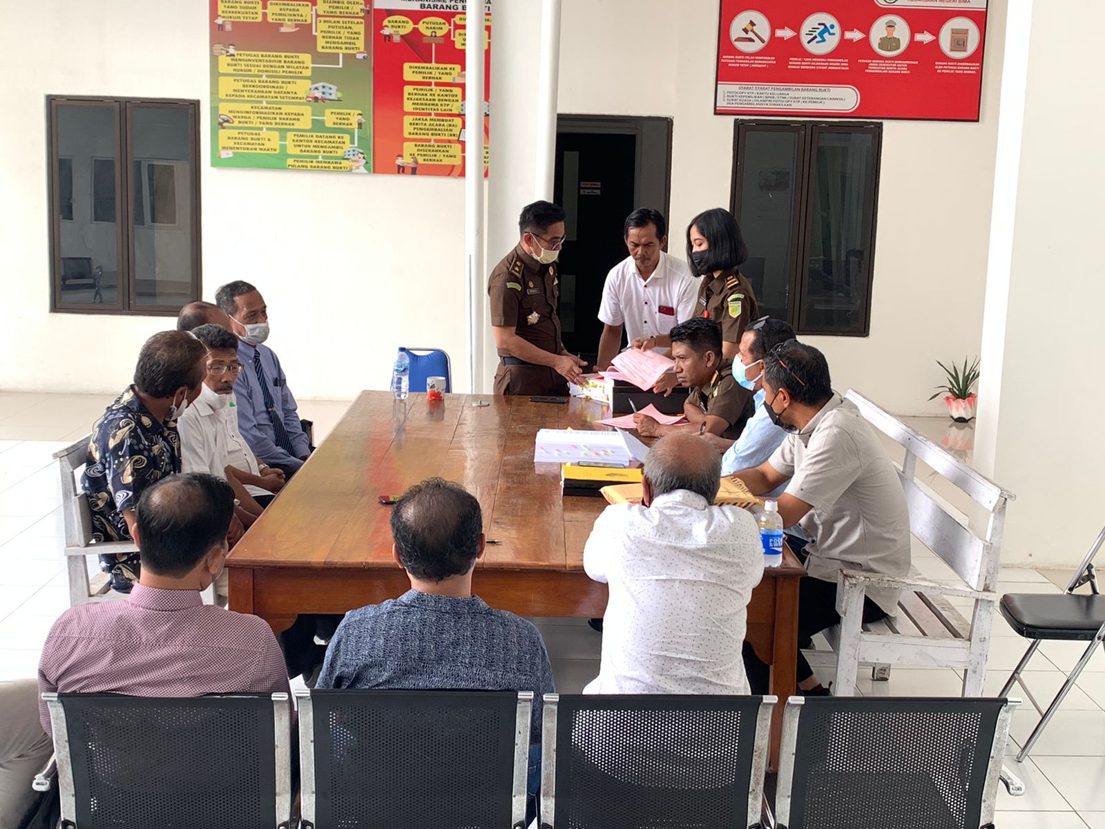 DILIMPAHKAN KE JAKSA: Penyidik menyerahkan berkas dan tersangka ke JPU di kantor Kejari Bima, Kamis (24/2). (Istimewa)