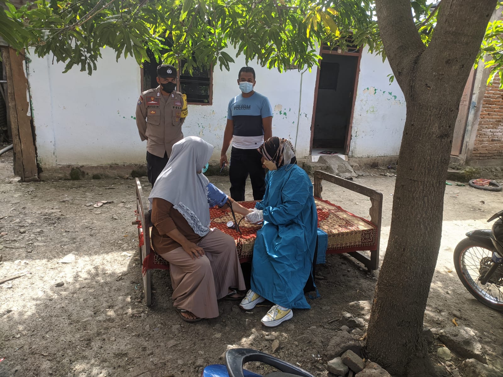 TRACING: Tim gugus tugas Covid-19 Kecamatan Bolo tracing kontak terhadap sejumlah warga menyusul diitemukan  satu warga Desa Rato positif Covid-19, Sabtu (5/2). (IST/Radar Tambora)