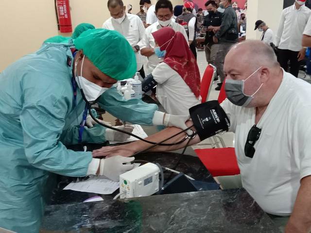 KEJAR KEKEBALAN IMUN: Satgas Percepatan Vaksinasi bakal fokus ke kabupaten/kota di NTB yang masih rendah capaian vaksinasi untuk dosis keduanya. (Dok Lombok Post)