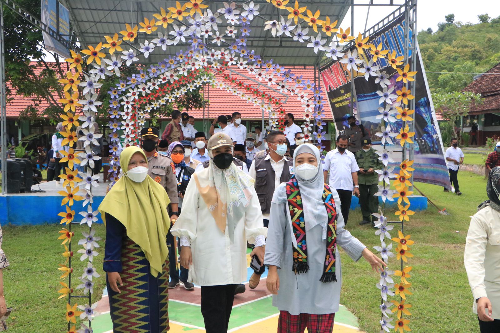 INI BUKTINYA: Wakil Gubernur NTB Hj Sitti Rohmi Djalilah (kanan) dan Bupati Bima Hj Indah Damayanti Putri (tengah) meninjau implementasi program Zero Waste di SMAN 1 Palibelo, Kabupaten Bima, kemarin (23/2). (Istimewa/Lombok Post)