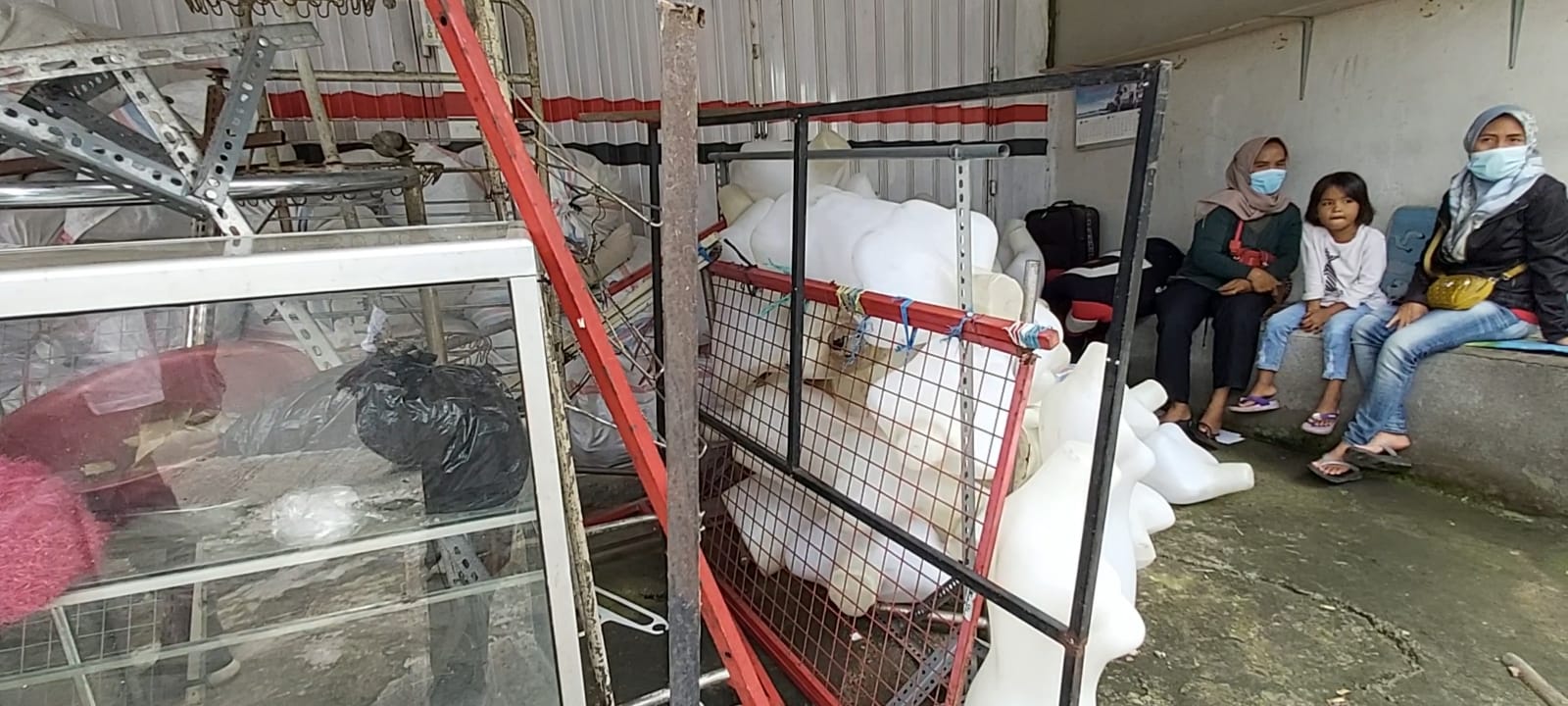 DIDUGA DIKELUARKAN PAKSA: Inilah barang-barang jualan milik keluarga Alm Usman Jb yang diduga dikeluarkan paksa oleh aparat dan dibawa ke Nyurlembang, Kecamatan Narmada, Senin (21/2) lalu.(NURUL/LOMBOK POST)