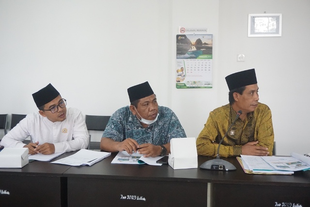 RAKER: Ketua Baznas Lotim Ismul Basar (kanan) bersama jajarannya saat mengikuti rapat kerja dengan komisi III DPRD Lotim, belum lama ini. (Fatih/Lombok Post)