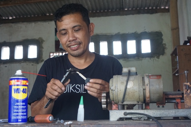 DOKTER KUNCI: Lalu Ady Stiawan sedang mengerjakan kunci baru pesanan salah satu pelanggannya di gerai jasa kuncinya di Jalan Dewi Sartika, Lingkungan Muhajirin, Kelurahan Pancor, Kecamatan Selong, Senin (7/2). (Fatih/Lombok Post)